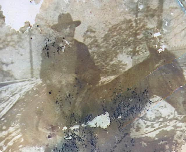 Stare zniszczone zdjęcie portretowe przed naprawą