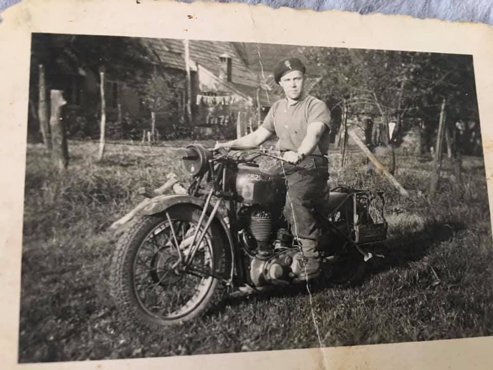 Zniszczone zdjęcie grupowe z plamami