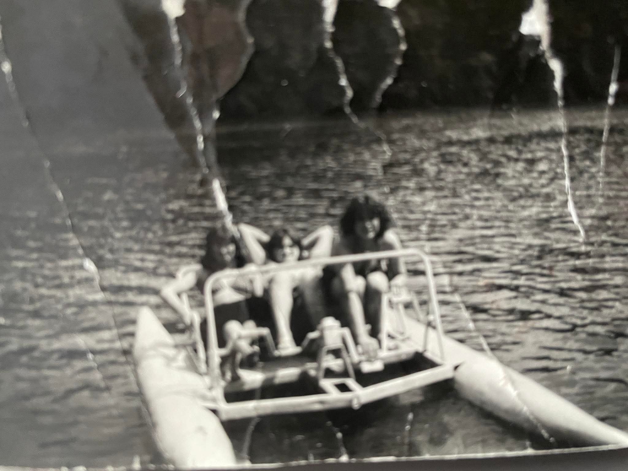 Rozdarte i pęknięte zdjęcie rodzinne